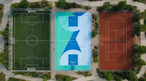 Sportanlagen mit verschieden markierten Spielfeldern aus der Vogelperspektive
